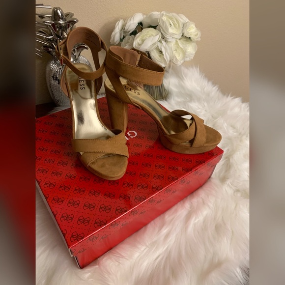 📍SOLD📍NEW Guess size 8 1/2 strap heels - Picture 4 of 4
